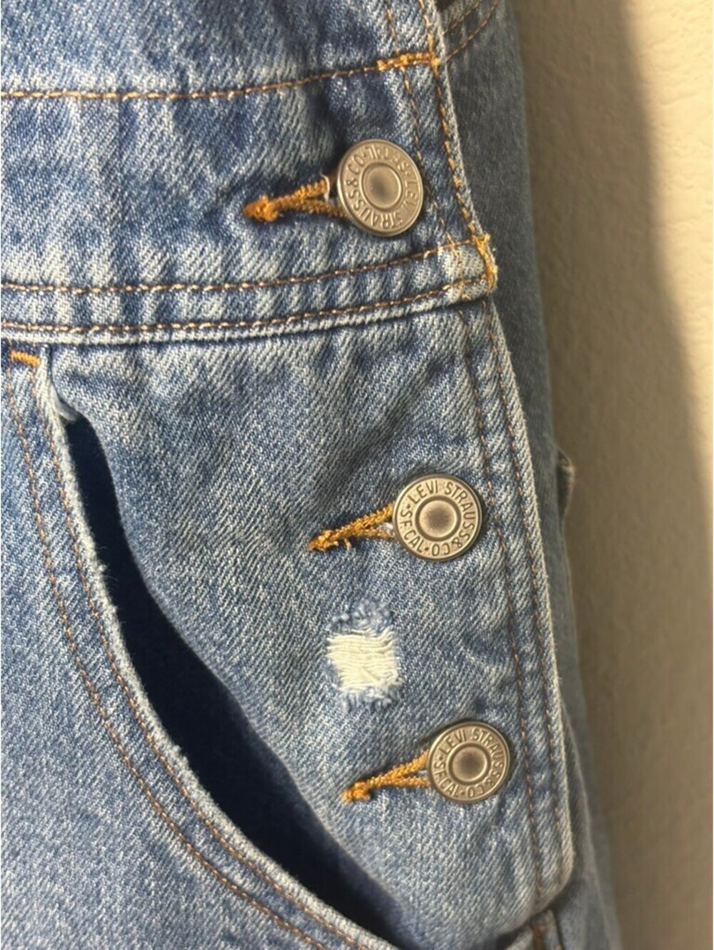 Levi's Women's Sz L Blue Denim Short-Alls Overalls (2003) - Picture 6 of 7